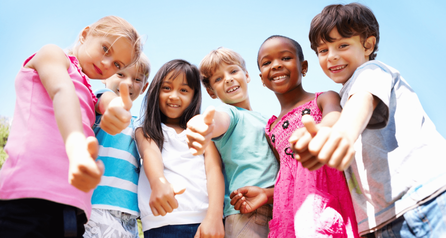 children give thumbs up